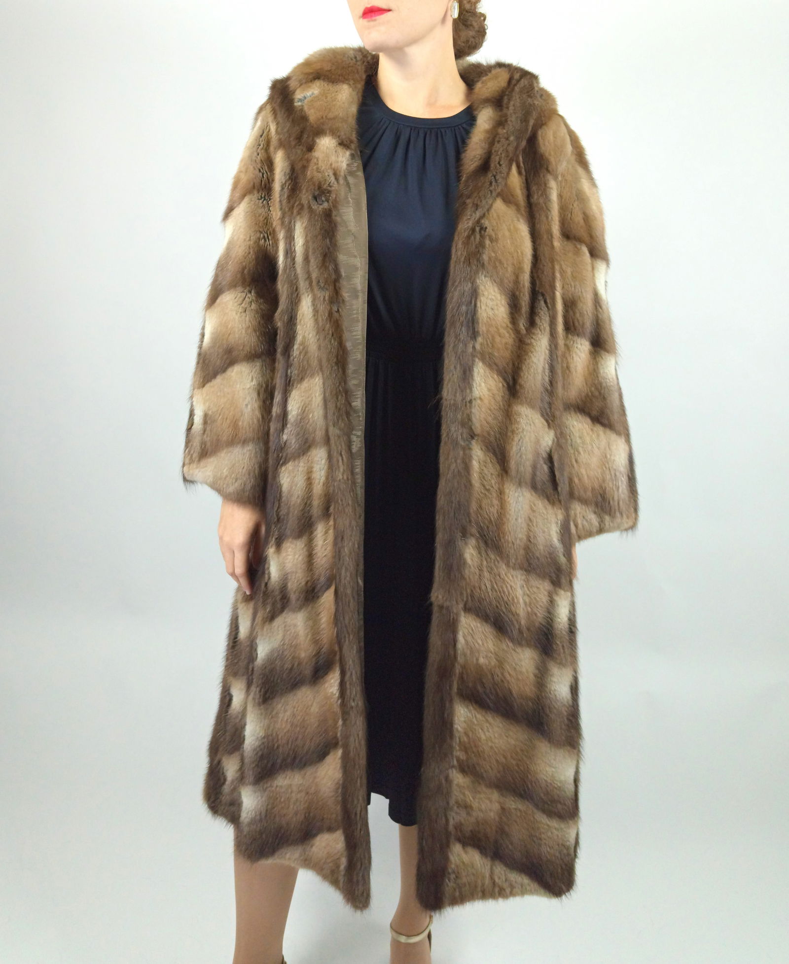 LONG MUSKRAT FUR COAT EU: XL ; US: 20: Title: LONG MUSKRAT FUR COAT EU: XL ; US: 20 Description: Closure: 3hooks ; 2 pockets; We offer in house shipping - Fedex shipping =55$; 3-7 working days to US - Combine shipping + $30 per item : Euro