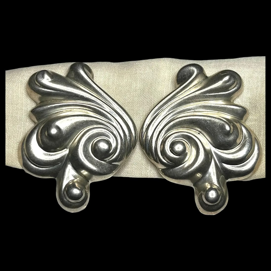 Vintage BILL HOLMAN Oversized Modernist Style Sterling Silver Swirl Clip-On Earrings: Title: Vintage BILL HOLMAN Oversized Modernist Style Sterling Silver Swirl Clip-On Earrings Description: Vintage BILL HOLMAN Oversized Modernist Style Sterling Silver Swirl Clip-On EarringsHallmarked-