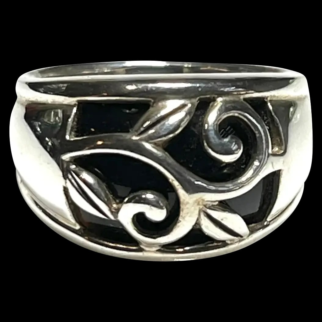 Vintage Black Onyx Vines Sterling Silver Ring: Title: Vintage Black Onyx Vines Sterling Silver Ring Description: Vintage Black Onyx Vines Sterling Silver Ring Hallmarked: A925 Thailand Weighs: 9 grams Measures US Ring Size: 8.75 Date/Period: Vinta