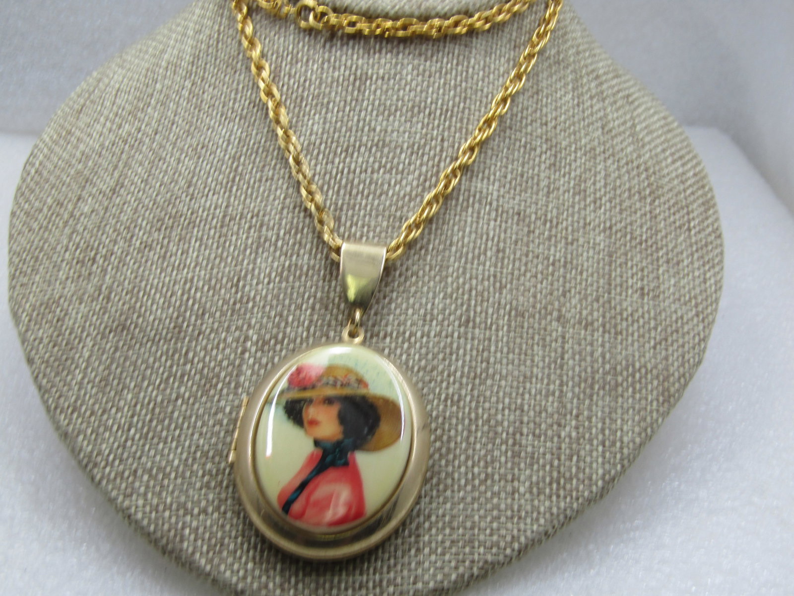 Vintage Cameo Style Photo Locket Necklace, 24" Chain, 4mm, 1960's-1970's - 2