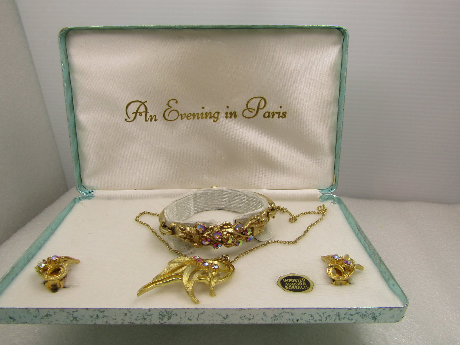Vintage Pink Aurora Borealis Necklace, Bracelet, Earrings Set, Original An Evening in Paris Box,: Vintage Pink Aurora Borealis Necklace, Bracelet, Earrings Set, Original An Evening in Paris Box, Mid-century - 1940's-1950's. Gold tone. This set looks virtually new. White very clean velvet lined hin