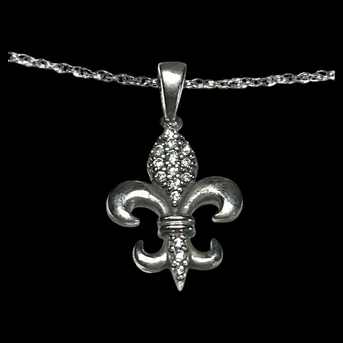 Estate Sterling Silver Fleur de Lis Necklace: Title: Estate Sterling Silver Fleur de Lis Necklace Description: Estate Sterling Silver Fleur de Lis Necklace Hallmarked: 925 Weighs: 2.3 grams Measures Approx: 18 inches length Date/Period: Estate Ma