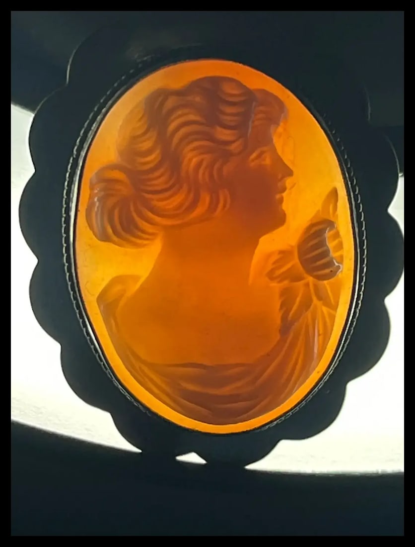 Vintage Shell Cameo Scalloped Brooch - 7