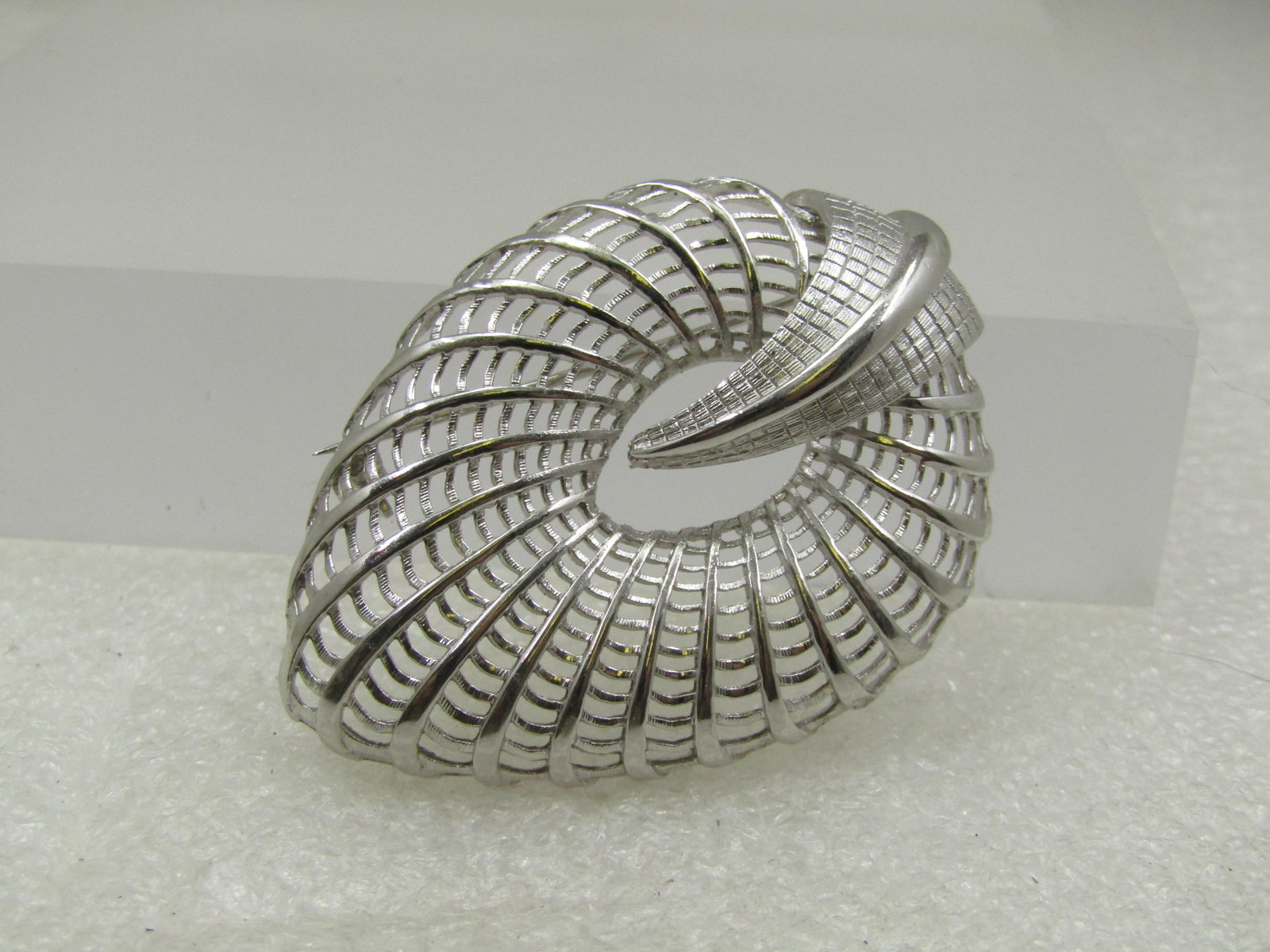 Vintage Judy Lee Mod Leaf Brooch, 1960's: Vintage Judy Lee Mod Leaf Brooch, 1960's. This is an open ridge mod leaf design with a leaf that curves over the top with a textured area and smooth tapered vein down the center. 2" by 1.5", silver to