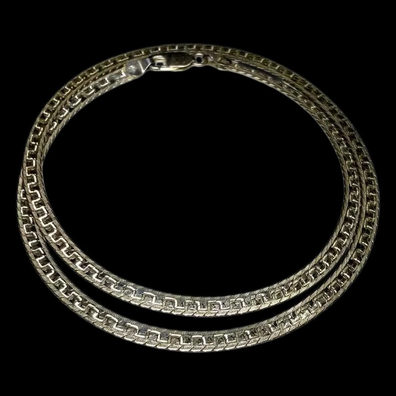 Vintage Sterling Silver Flat Herringbone Chain Necklace: Title: Vintage Sterling Silver Flat Herringbone Chain Necklace Description: Vintage Sterling Silver Flat Herringbone Chain Necklace Hallmarked: CANADA 925 Weighs: 16 grams Measures Approx: 20 inches D