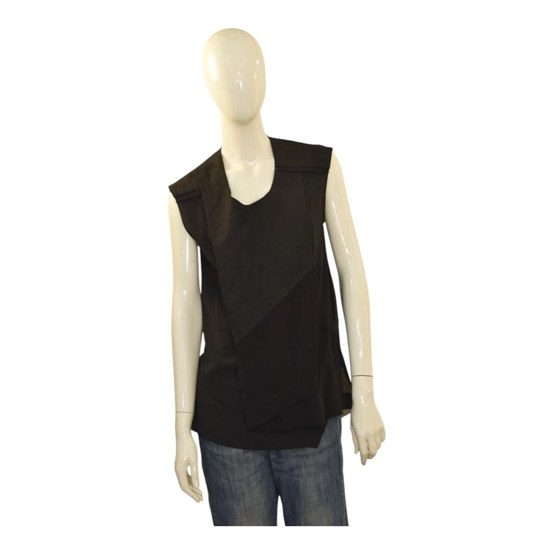 Ilaira Nistri sleeveless asymmetric layered black silk top size 44 IT: Title:Ilaira Nistri sleeveless asymmetric layered black silk top size 44 ITDescription:Ilaira Nistri sleeveless asymmetric layered black silk top size 44 IT A sleek, contemporary sleeveless black top