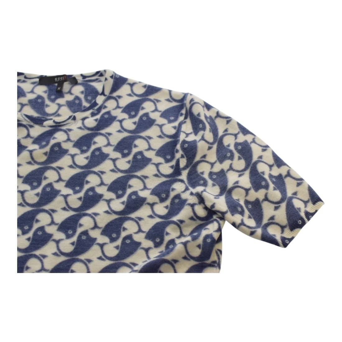Gucci Blue & White Fish Print Short Sleeve 100% Cashmere T-Shirt – Size M: Title:Gucci Blue & White Fish Print Short Sleeve 100% Cashmere T-Shirt – Size M Description:Gucci Blue & White Fish Print Short Sleeve 100% Cashmere T-Shirt – Size M Add a playful yet luxu