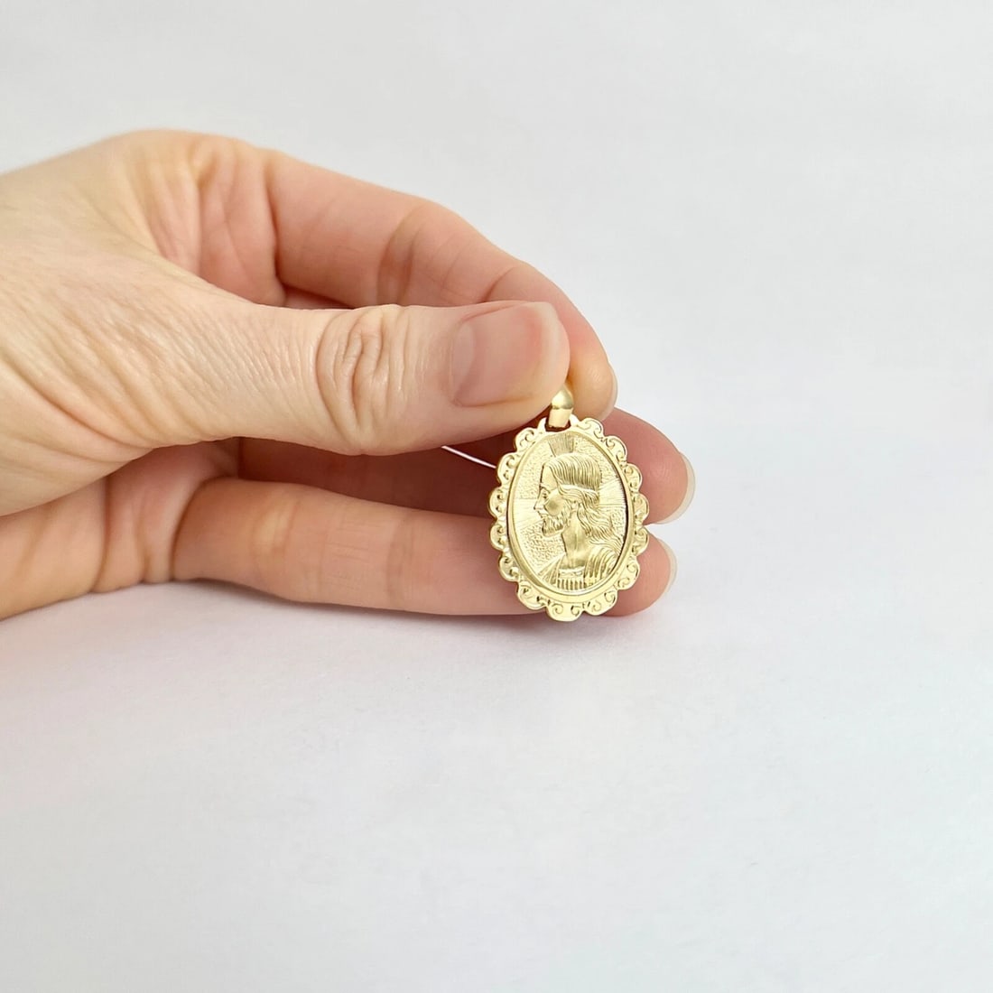 Estate Jesus Religious Necklace Pendant 18K Yellow Gold, 3.83 Grams - 2