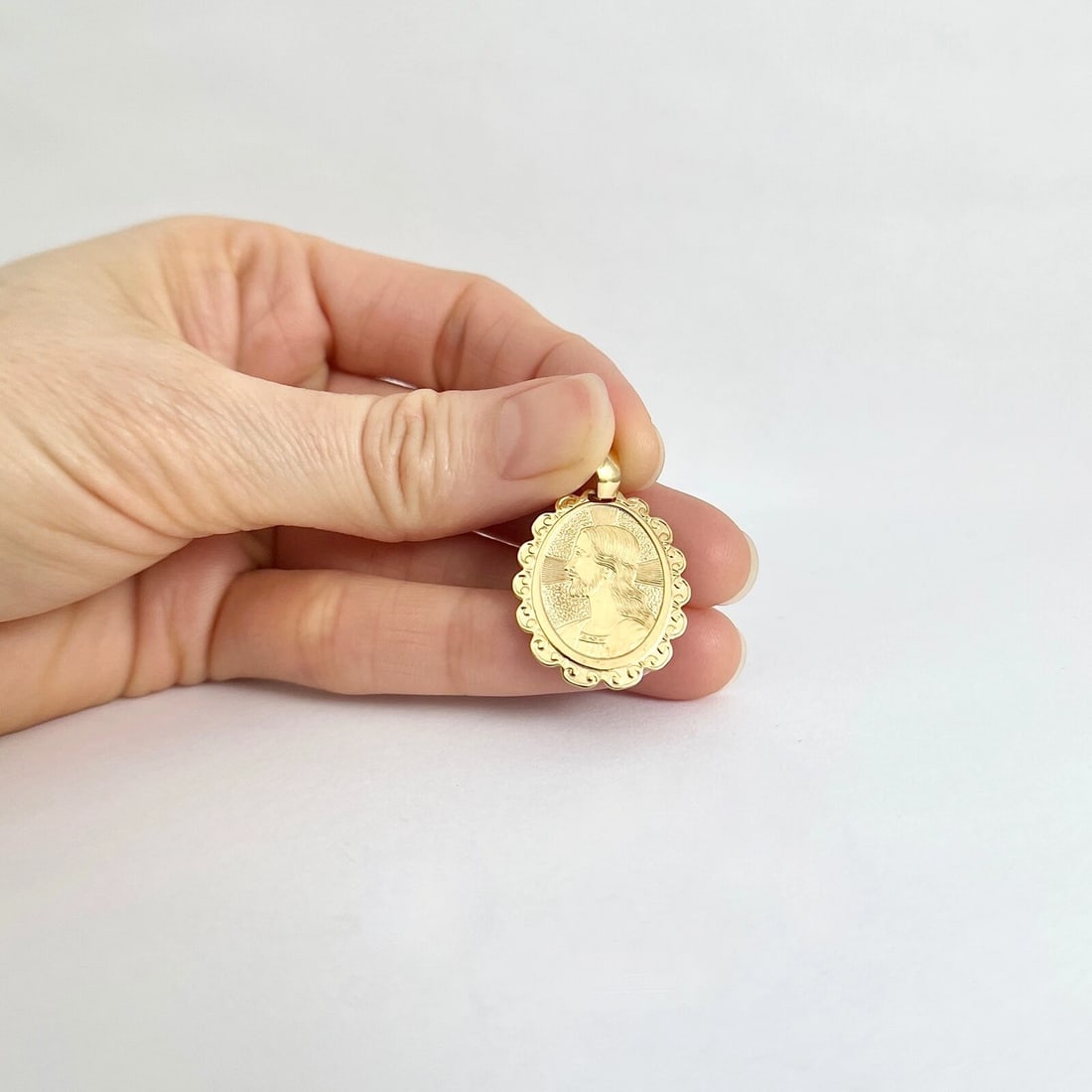 Estate Jesus Religious Necklace Pendant 18K Yellow Gold, 3.83 Grams - 4