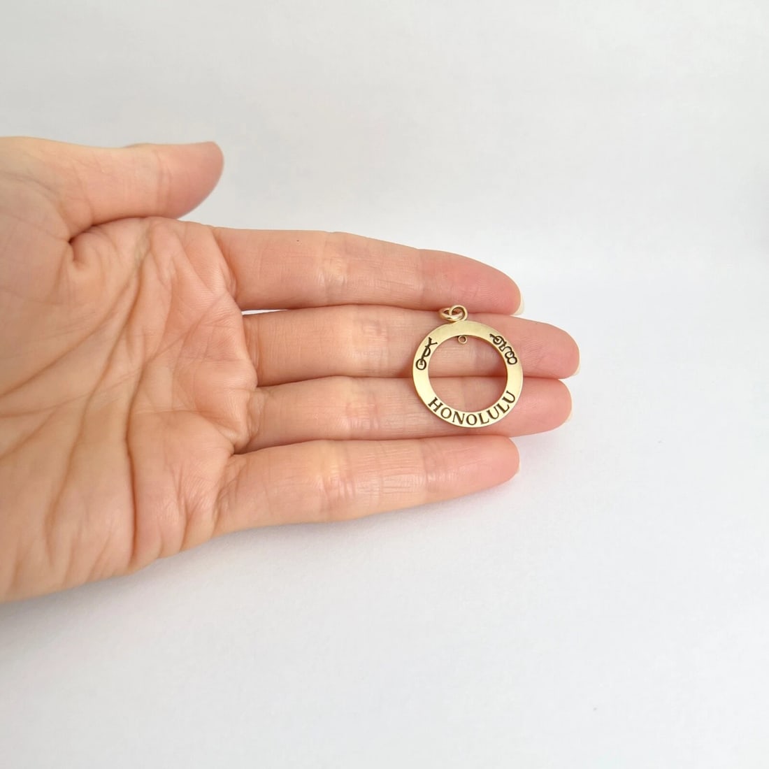 Honolulu Hawaii Circle Pendant Charm 10K Yellow Gold, 1.81 Grams - 2