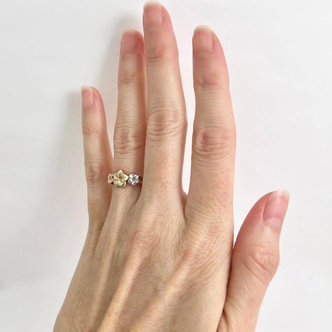 Estate Tri-Color Gold Flower Statement Ring 14K Yellow Gold, 1.95 Grams - 3