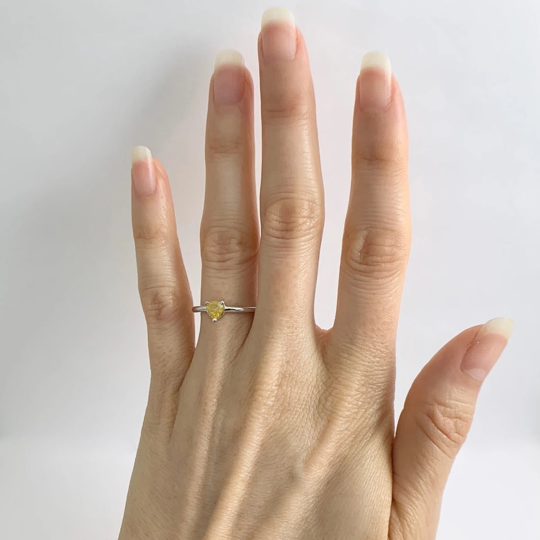 Anillo llamativo con corazón de diamantes amarillos de oro blanco de 14 quilates de 0,41 - 4