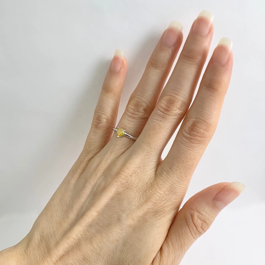 Anillo llamativo con corazón de diamantes amarillos de oro blanco de 14 quilates de 0,41 - 5