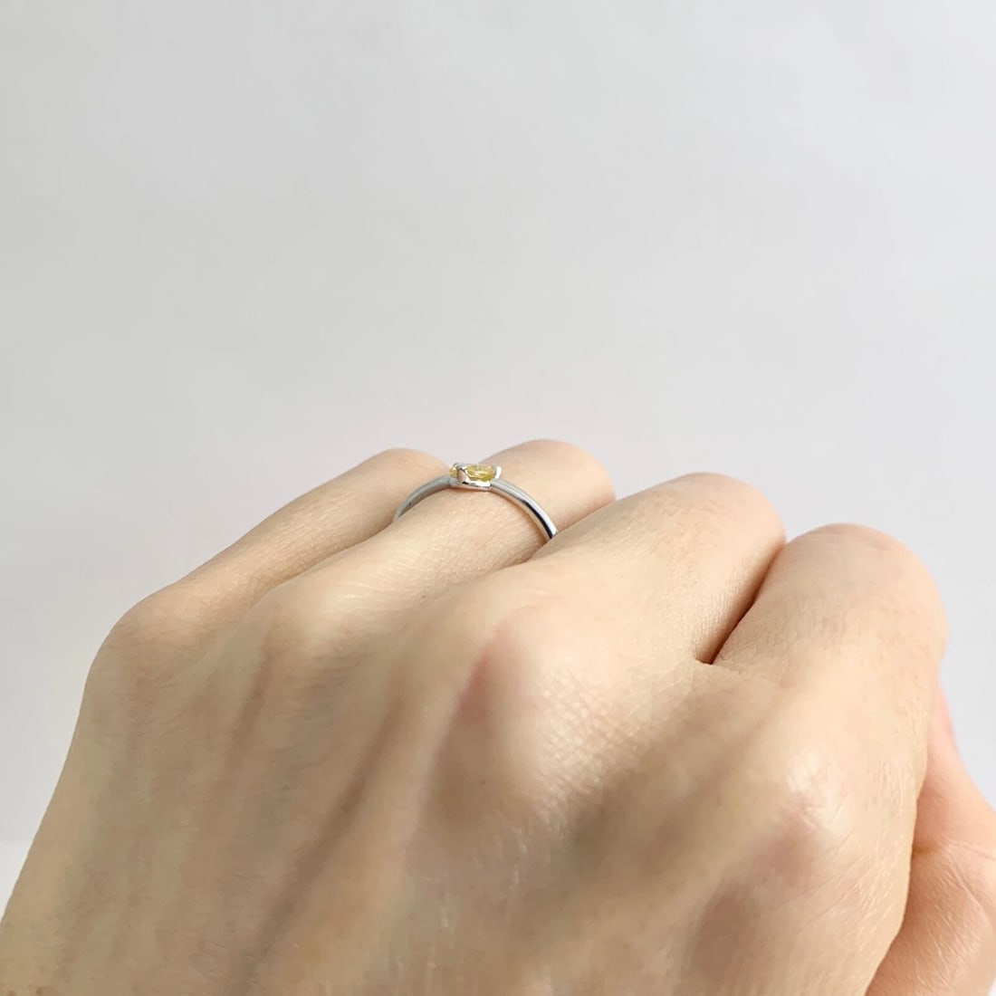 Anillo llamativo con corazón de diamantes amarillos de oro blanco de 14 quilates de 0,41 - 6