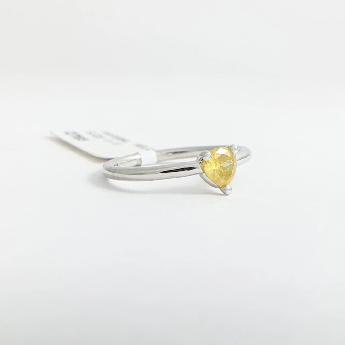 Anillo llamativo con corazón de diamantes amarillos de oro blanco de 14 quilates de 0,41 - 8