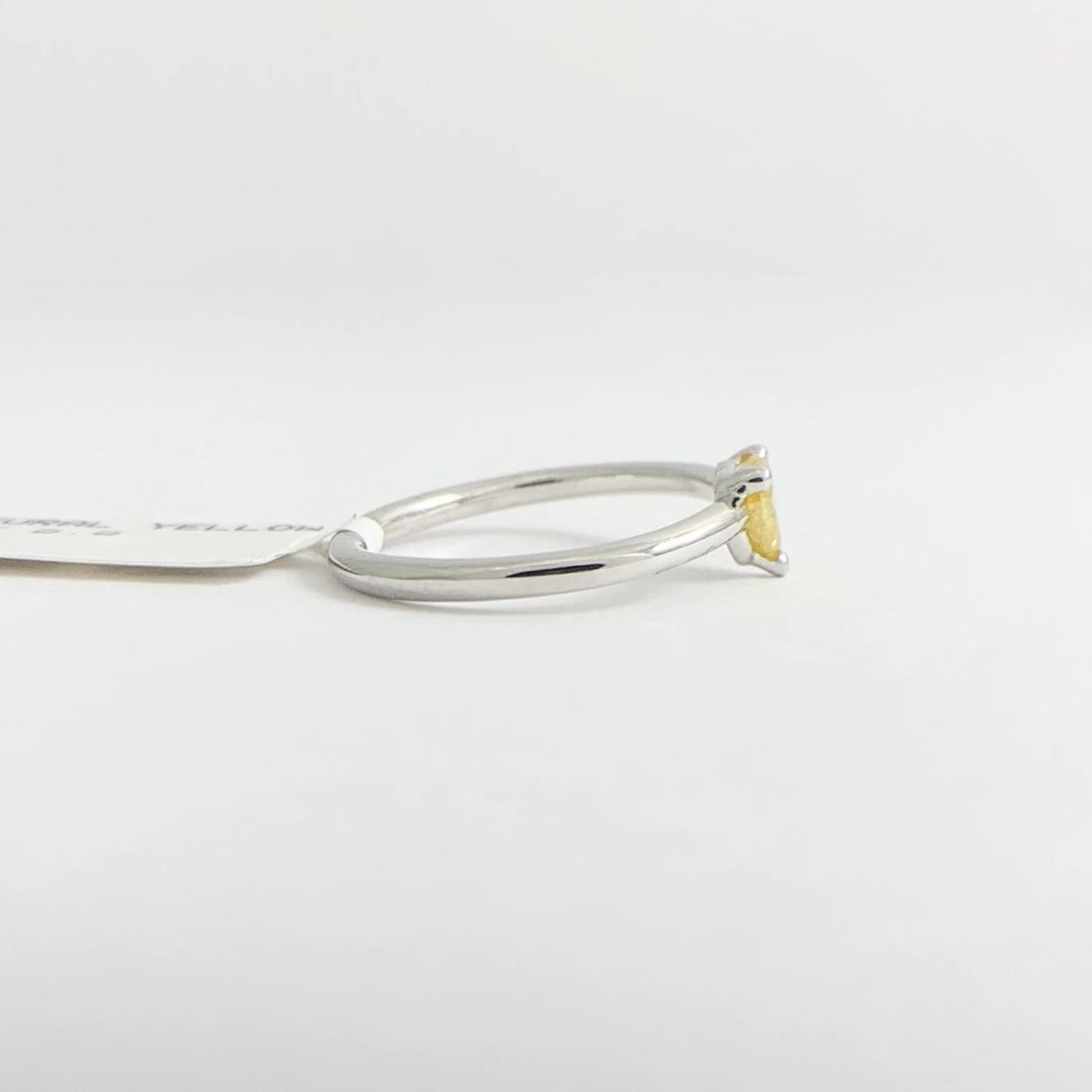 Anillo llamativo con corazón de diamantes amarillos de oro blanco de 14 quilates de 0,41 - 9