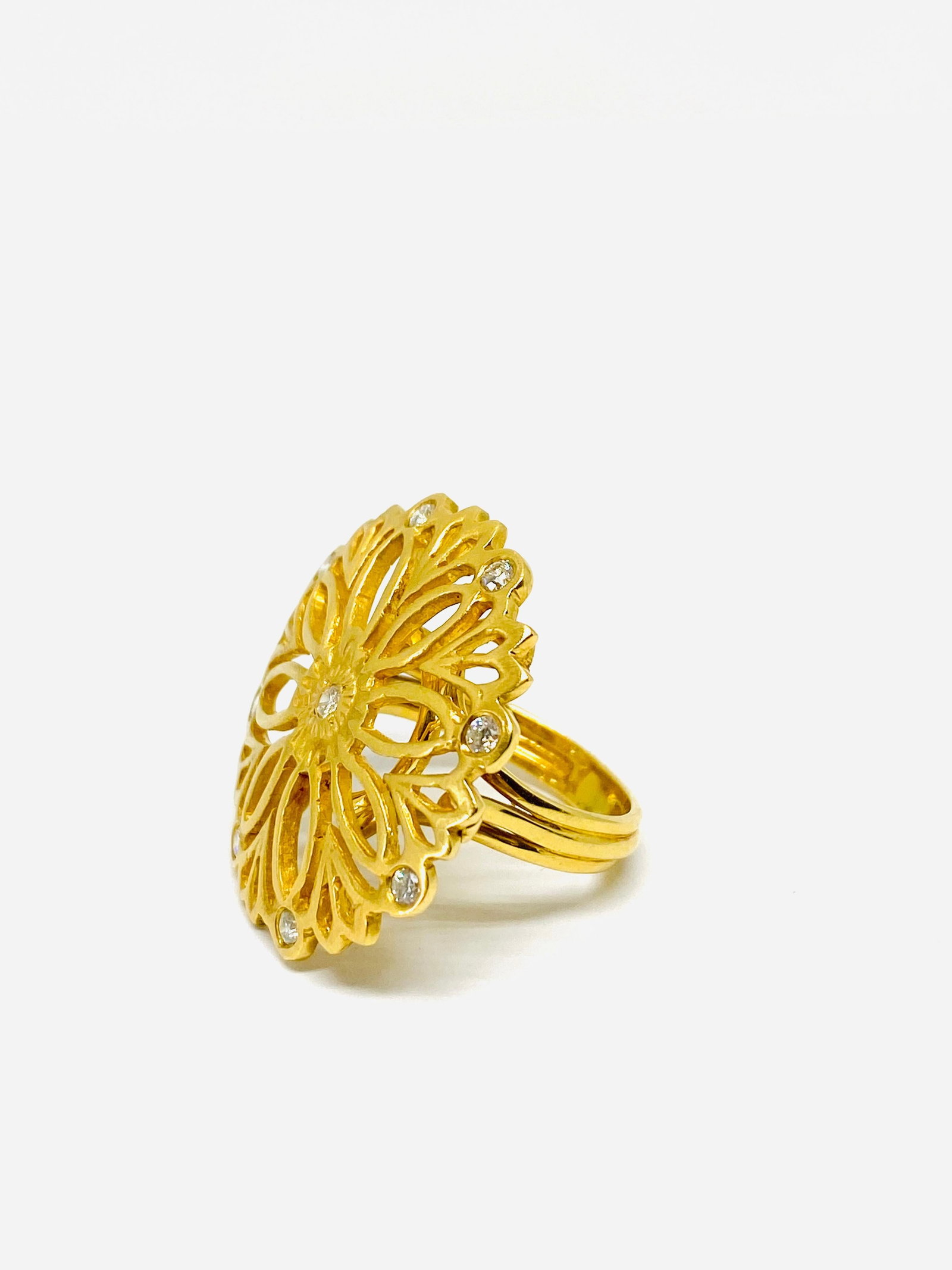 Suzanne Wilson 18K Yellow Gold and Diamond Florentine Finish Coctail Ring - 16