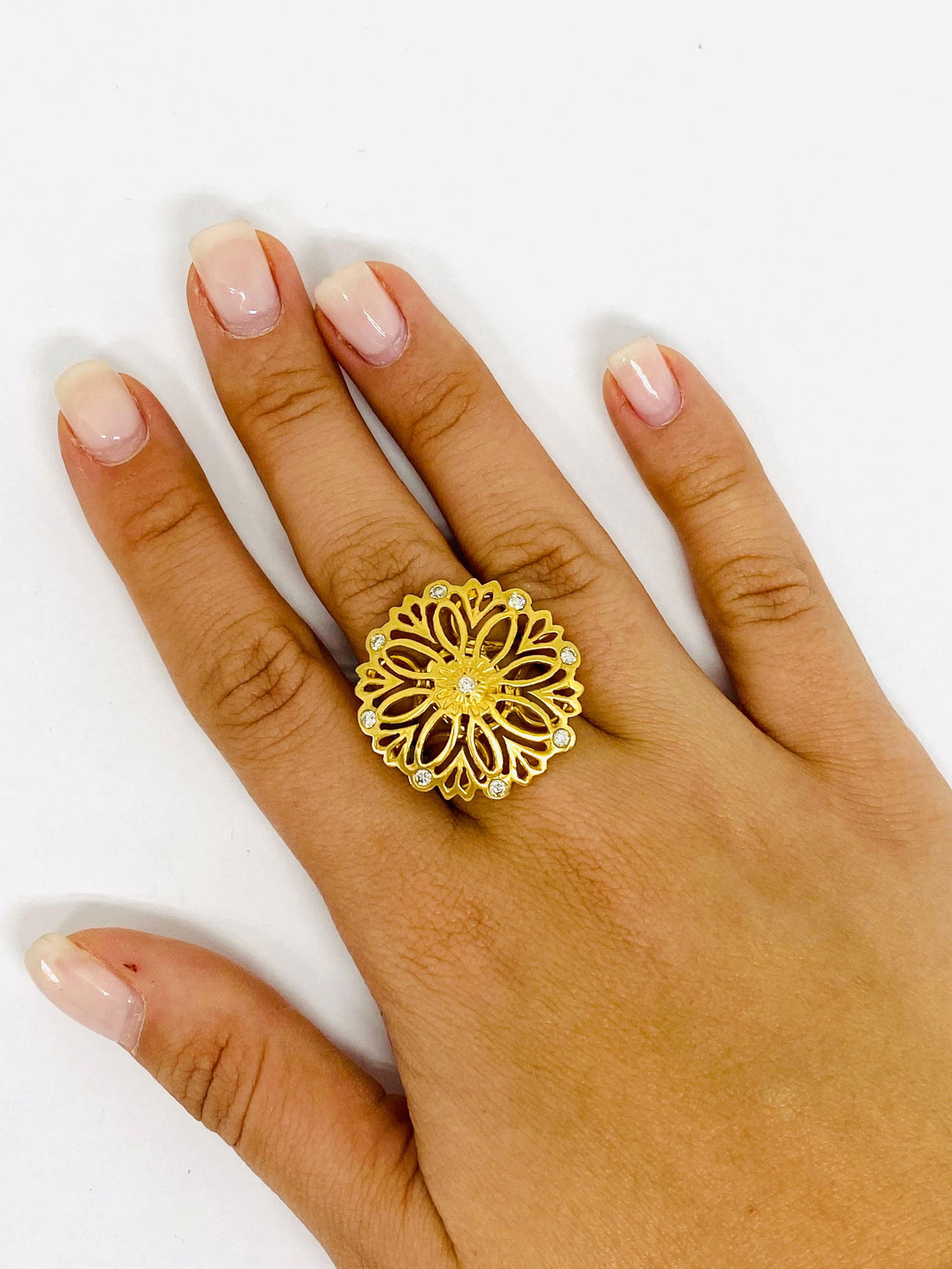 Suzanne Wilson 18K Yellow Gold and Diamond Florentine Finish Coctail Ring - 3