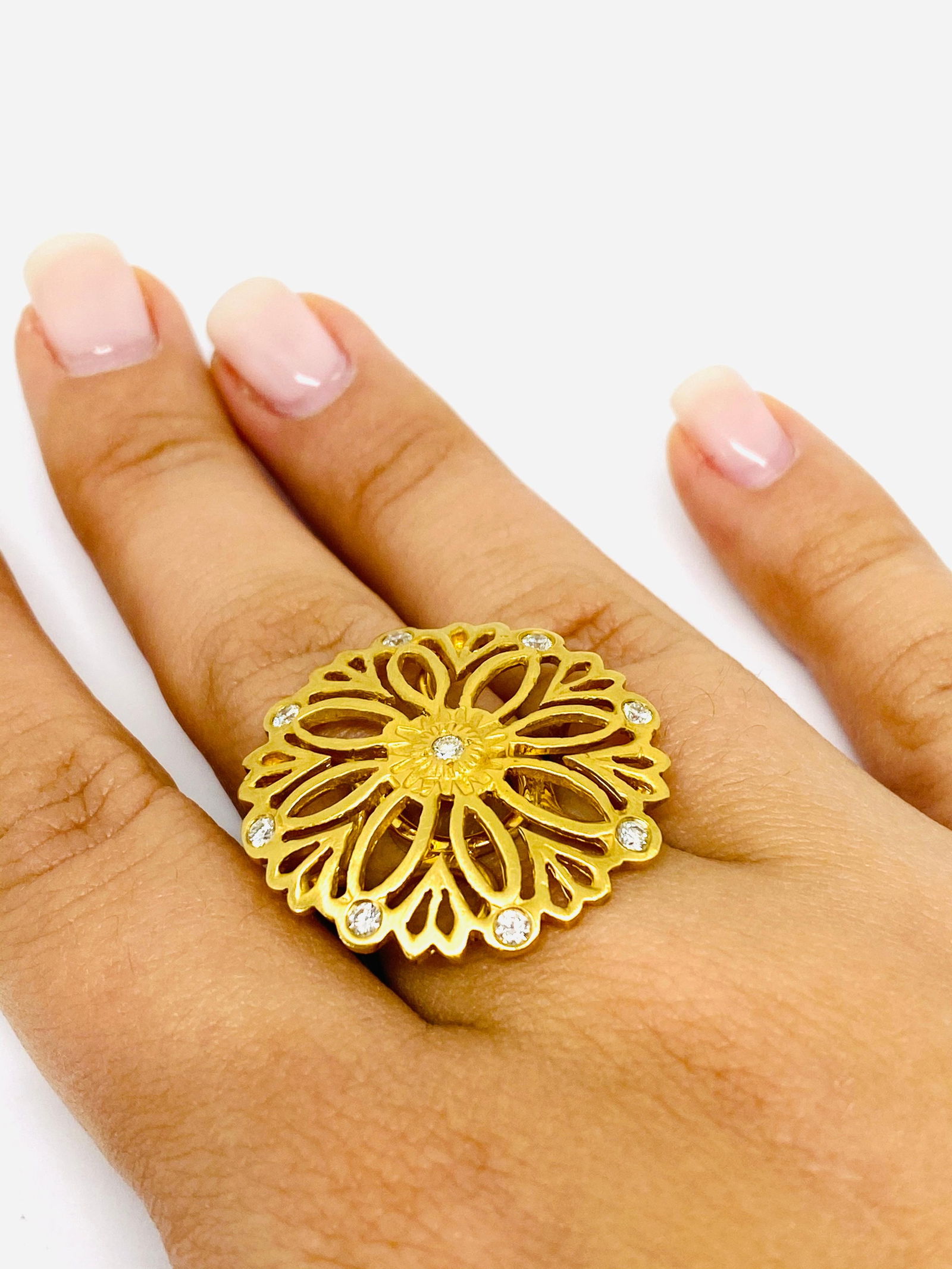 Suzanne Wilson 18K Yellow Gold and Diamond Florentine Finish Coctail Ring - 4