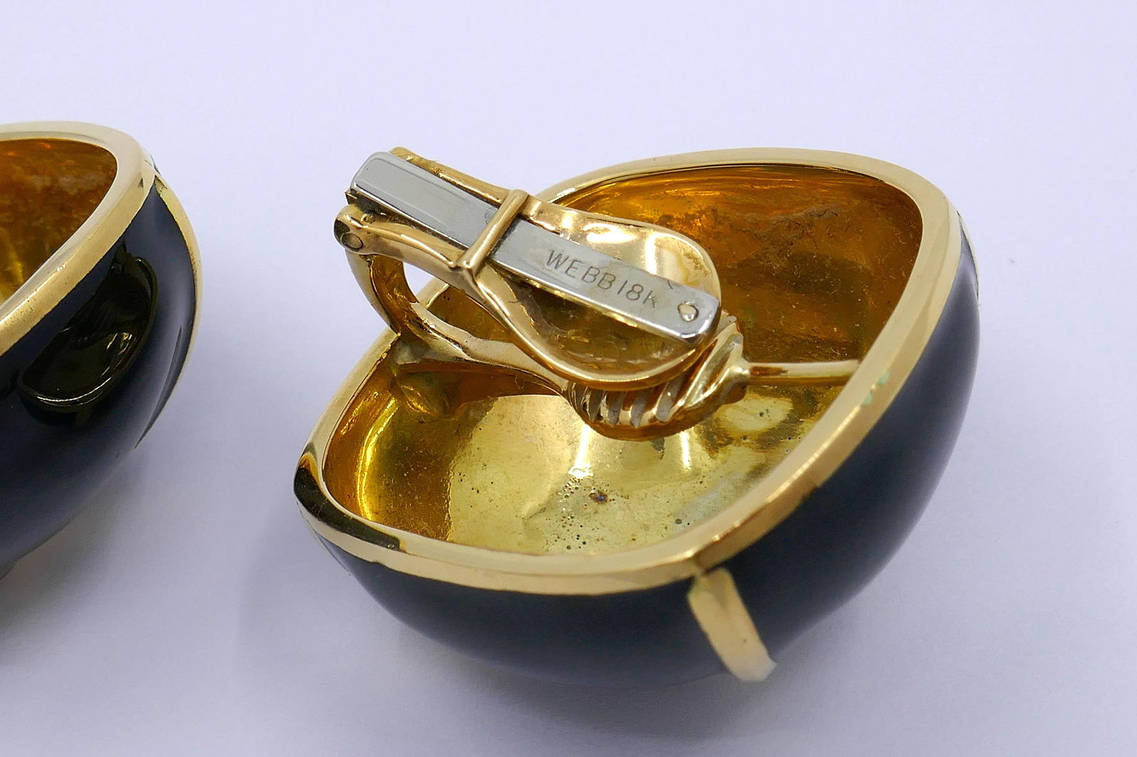 David Webb Black Enamel 18k Gold Jumbo Clip-on Earrings - 3