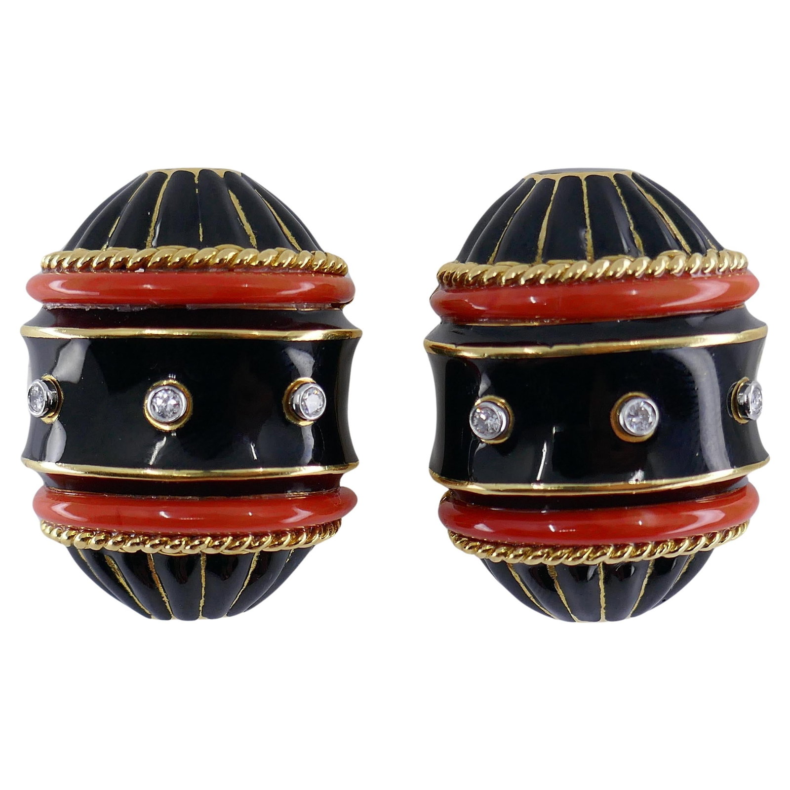 Vintage David Webb Earrings Enamel Gold Diamond: Title: Vintage David Webb Earrings Enamel Gold Diamond Description: About the Item An impressive pair of David Webb's earrings, made in 18k gold, features diamond, black, and red enamel. These barrel-