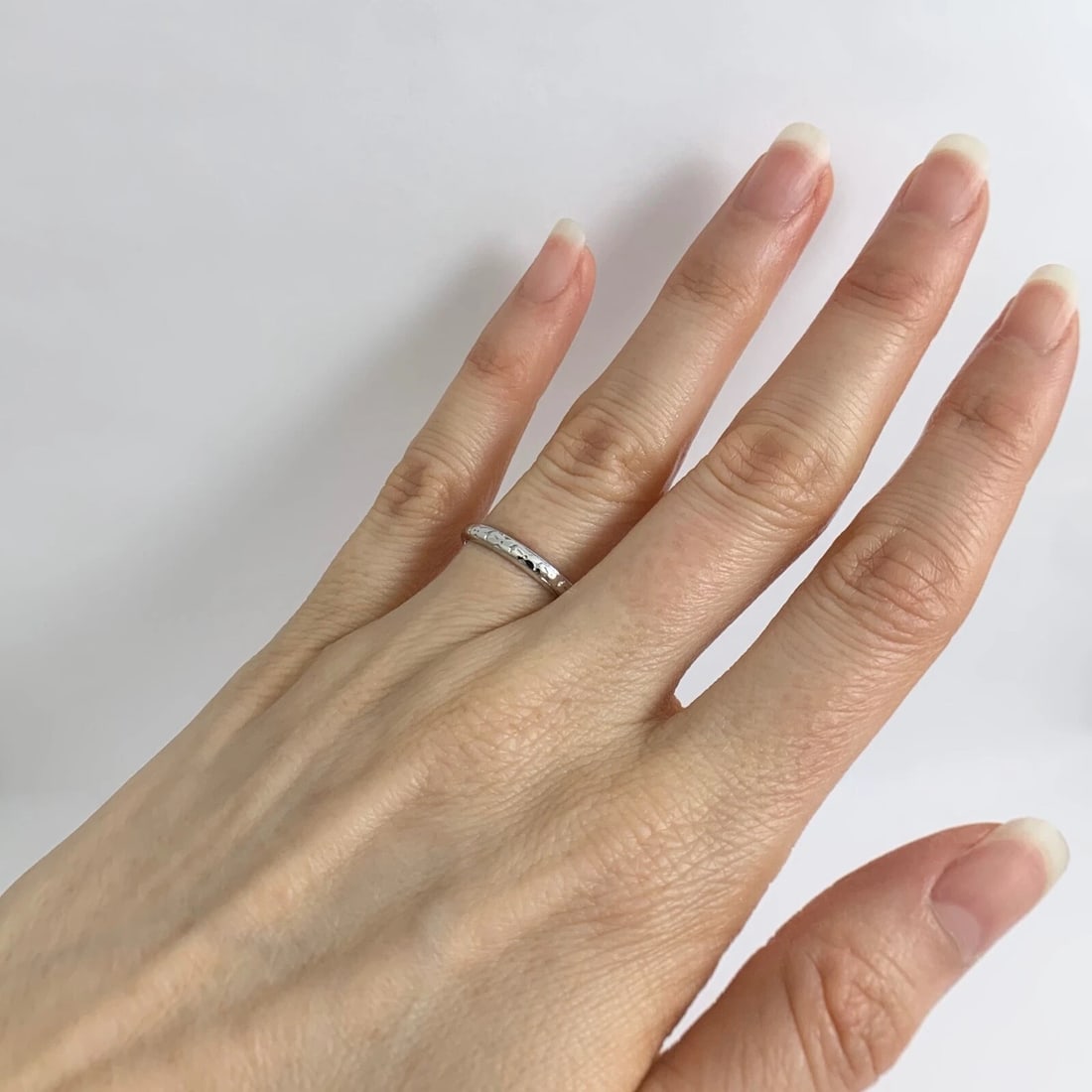 Antique 1920's Etched Wedding Band Ring 18K White Gold, Size 5.75, 2.33 Grams - 4