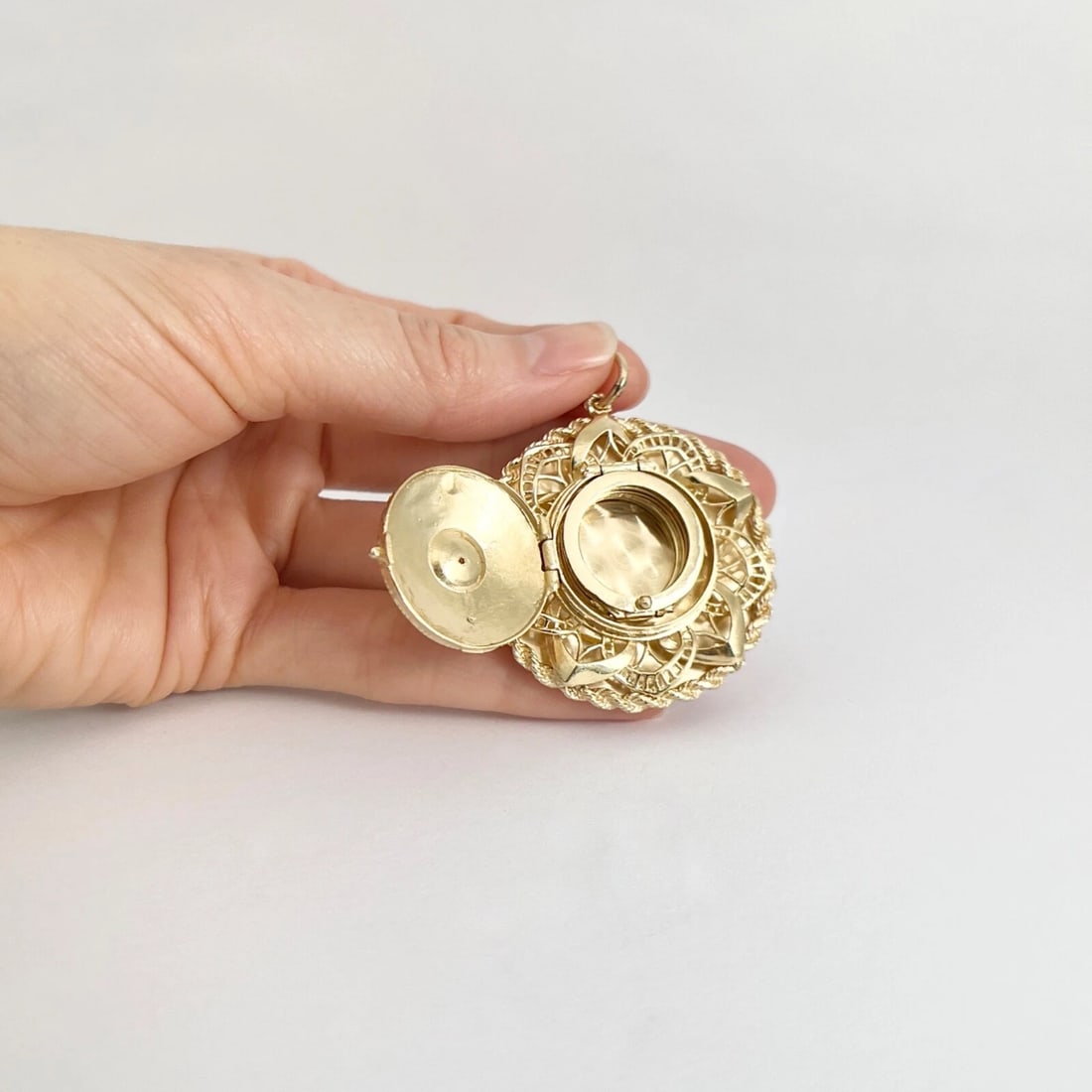 Vintage 1960's Filigree Folding Picture Locket Pendant 14K Yellow Gold, 28.27 Gr - 4