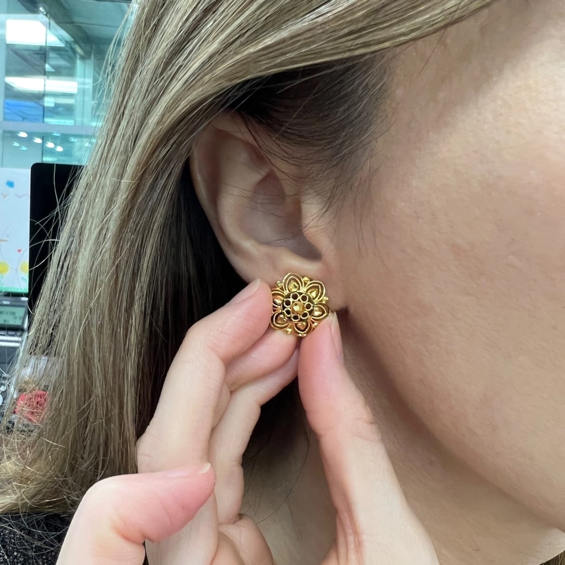 Vintage 1950's Filigree Flower Button Stud Earrings 22K Yellow Gold, 3.80 Grams - 4