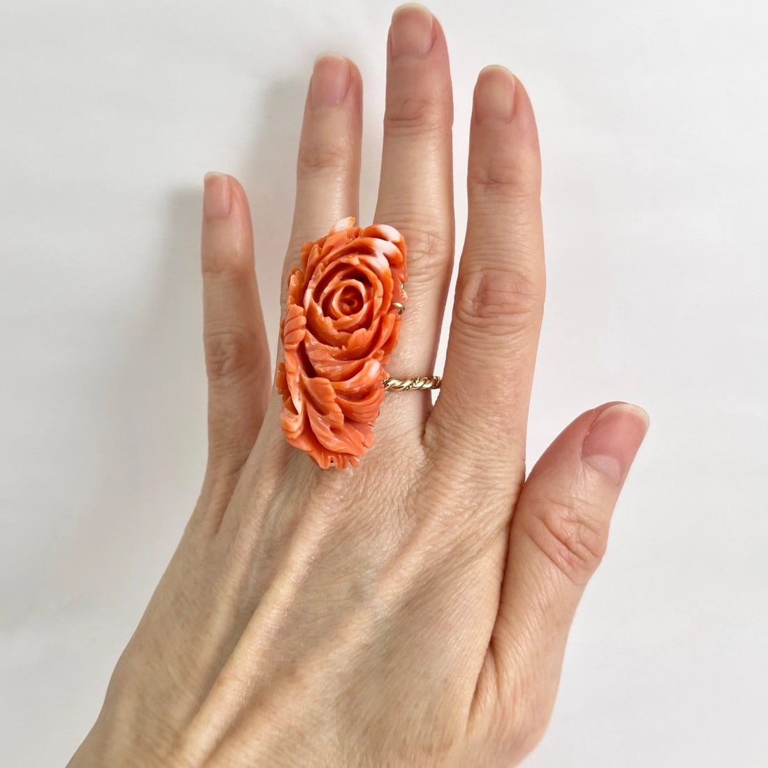 Vintage 1960's Carved Coral Flower Floral Long Ring 14K Yellow Gold, 23.71 Grams - 2