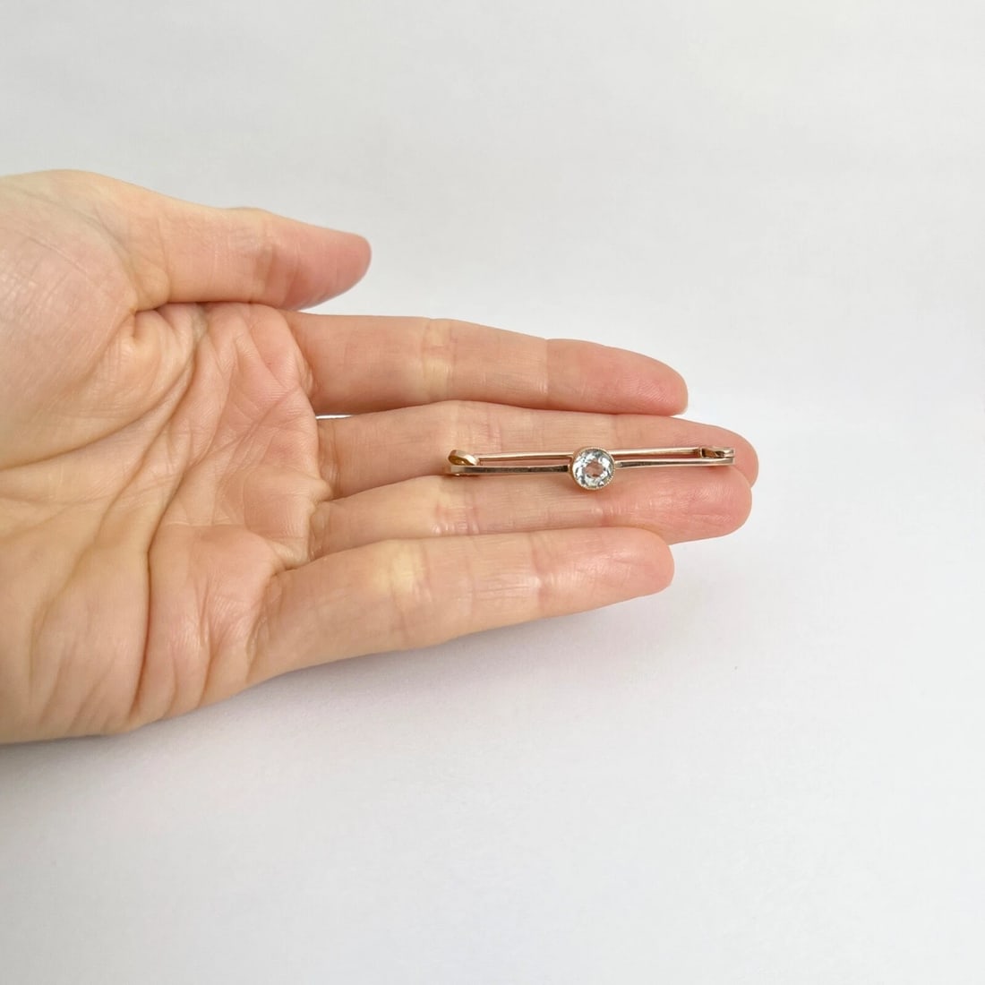 Antique Arts and Crafts Aquamarine Long Brooch Pin 9K Rose Gold, 2.29 Grams - 3