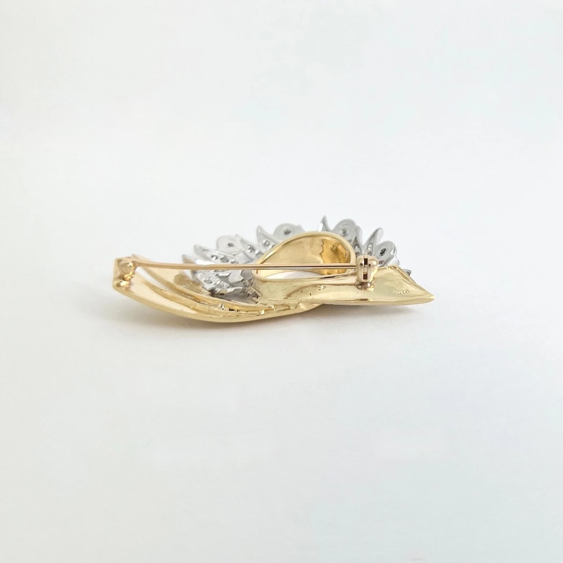 Vintage 1950's Diamond Ribbon Brooch Pin 14K Yellow Gold, 11.31 Grams - 7