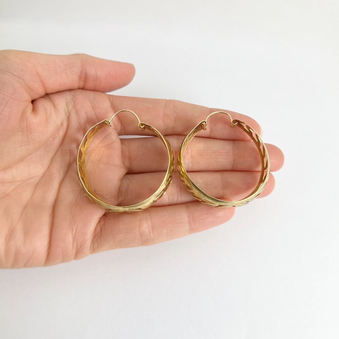 Vintage 1960's 1970's Leaf Filigree Hoop Earrings 18K Yellow Gold, 8.10 Grams - 2