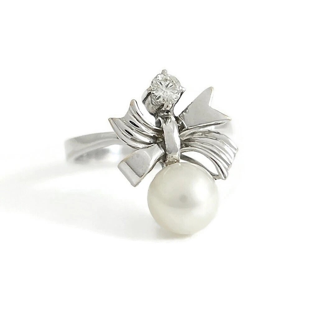 Vintage Pearl Diamond Bow Ring 10K White Gold, 2.92 Grams: Title: Vintage Pearl Diamond Bow Ring 10K White Gold, 2.92 Grams Description: Vintage Pearl Diamond Bow Ring 10K White Gold, 2.92 Grams This is such a lovely ring! Pearl: 1 round cultured pearl, 6.5 m