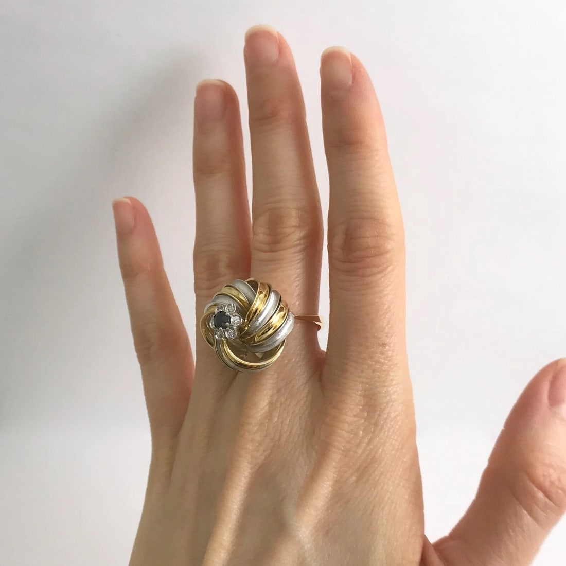 Vintage Sapphire Diamond Swirl Two-Tone Cocktail Ring 18K Yellow Gold, 8.97 Gram - 3