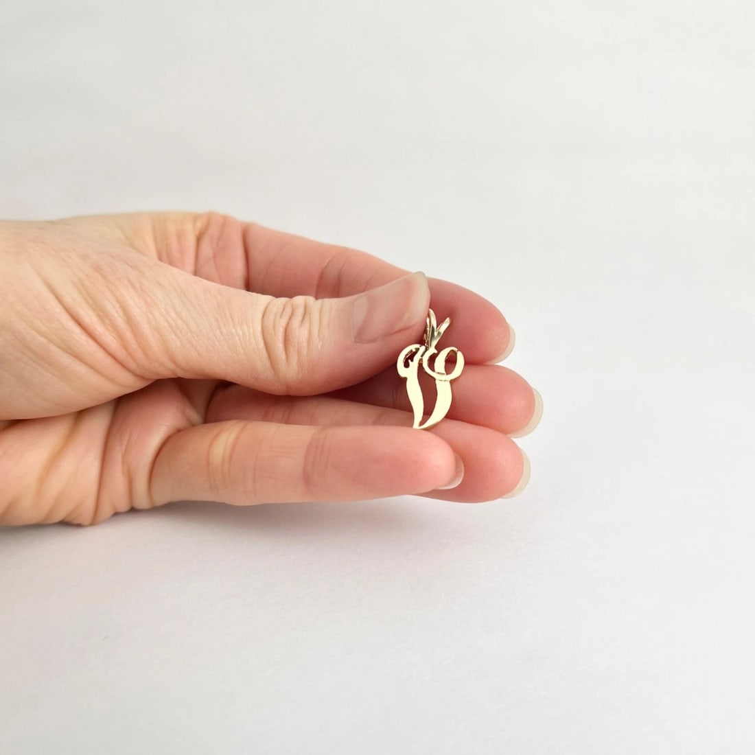 Vintage Letter V Initial Necklace Pendant Charm 14K Yellow Gold, 1.14 Grams - 2