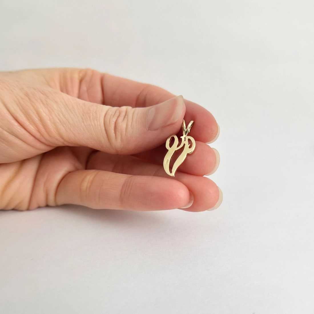 Vintage Letter V Initial Necklace Pendant Charm 14K Yellow Gold, 1.14 Grams - 3