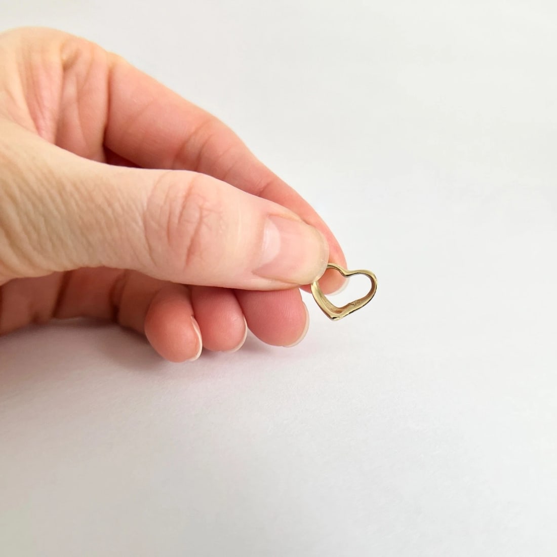 Vintage 1970's Open Heart Charm Necklace Pendant 14K Yellow Gold, .63 Grams - 4