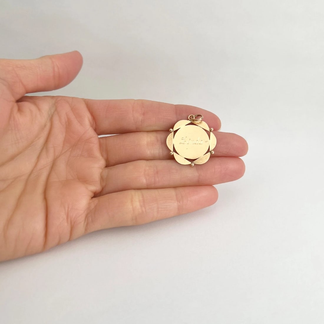 Vintage Linda Scalloped Name Disc Pendant Charm 18K Rose Gold, 2.39 Grams - 2