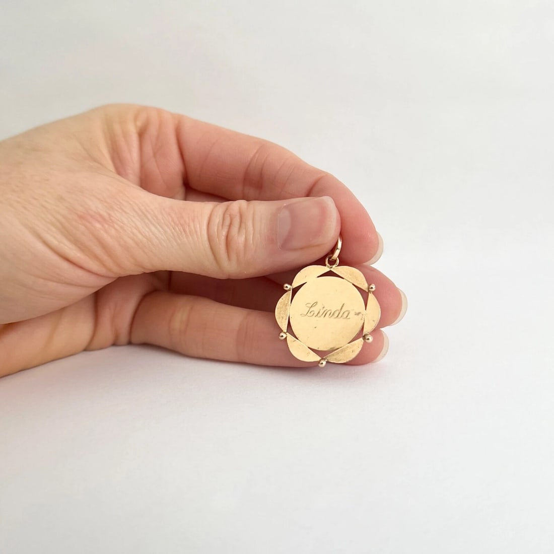 Vintage Linda Scalloped Name Disc Pendant Charm 18K Rose Gold, 2.39 Grams - 4