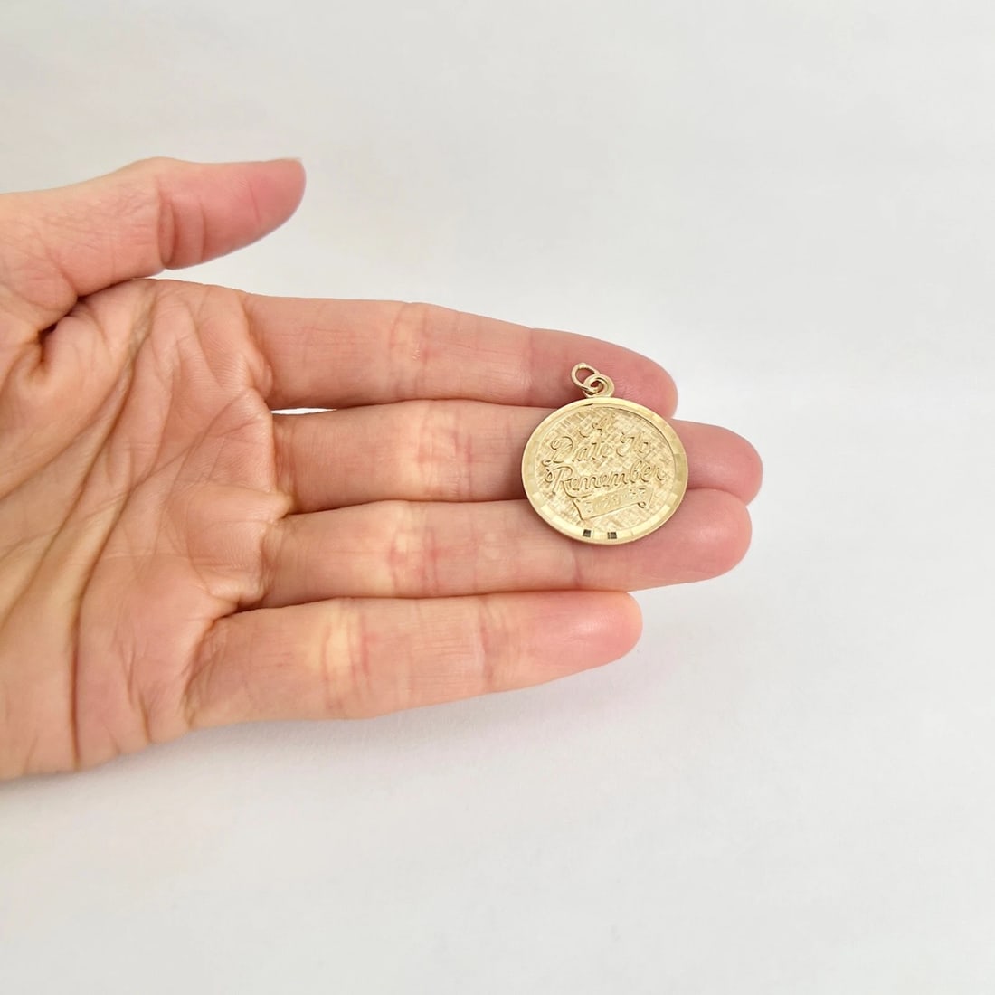 Vintage 1950's A Date To Remember Disc Charm Pendant 14K Yellow Gold, 3.31 Grams - 4