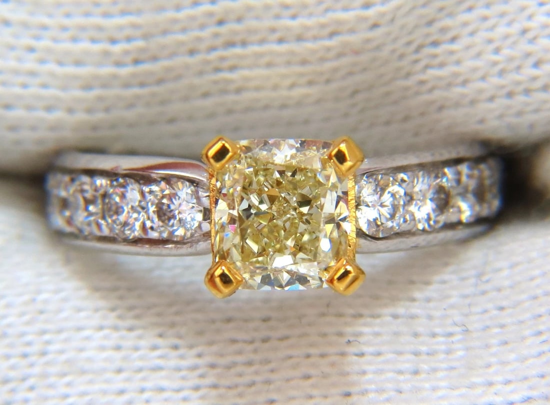 GIA Certified 2.20ct. Cushion cut diamond ring Platinum Yellow vvs-2 + - 4