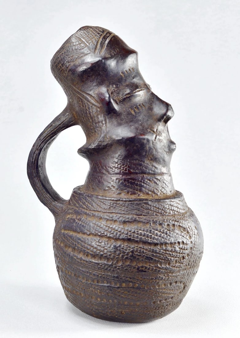 Rare ZANDE AZANDE anthropomorphic terracotta vessel African art pottery MC 1900 - 2