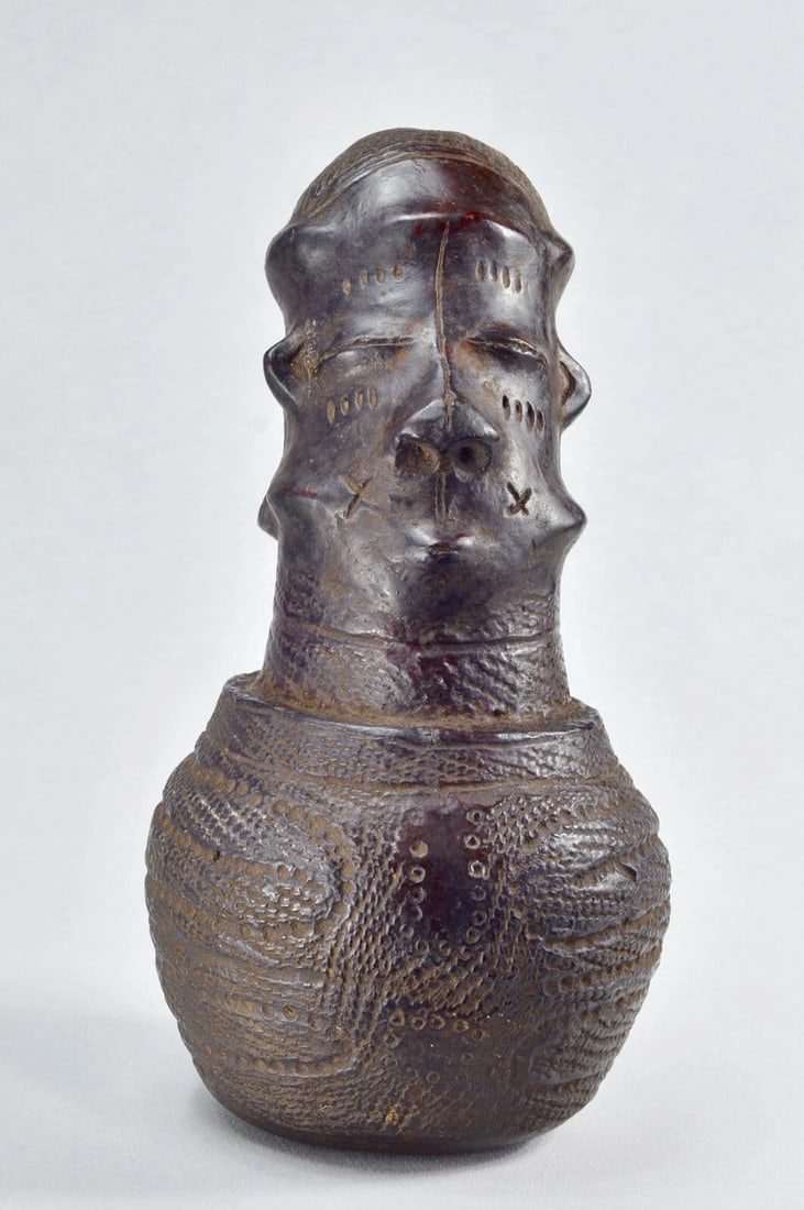 Rare ZANDE AZANDE anthropomorphic terracotta vessel African art pottery MC 1900 - 4