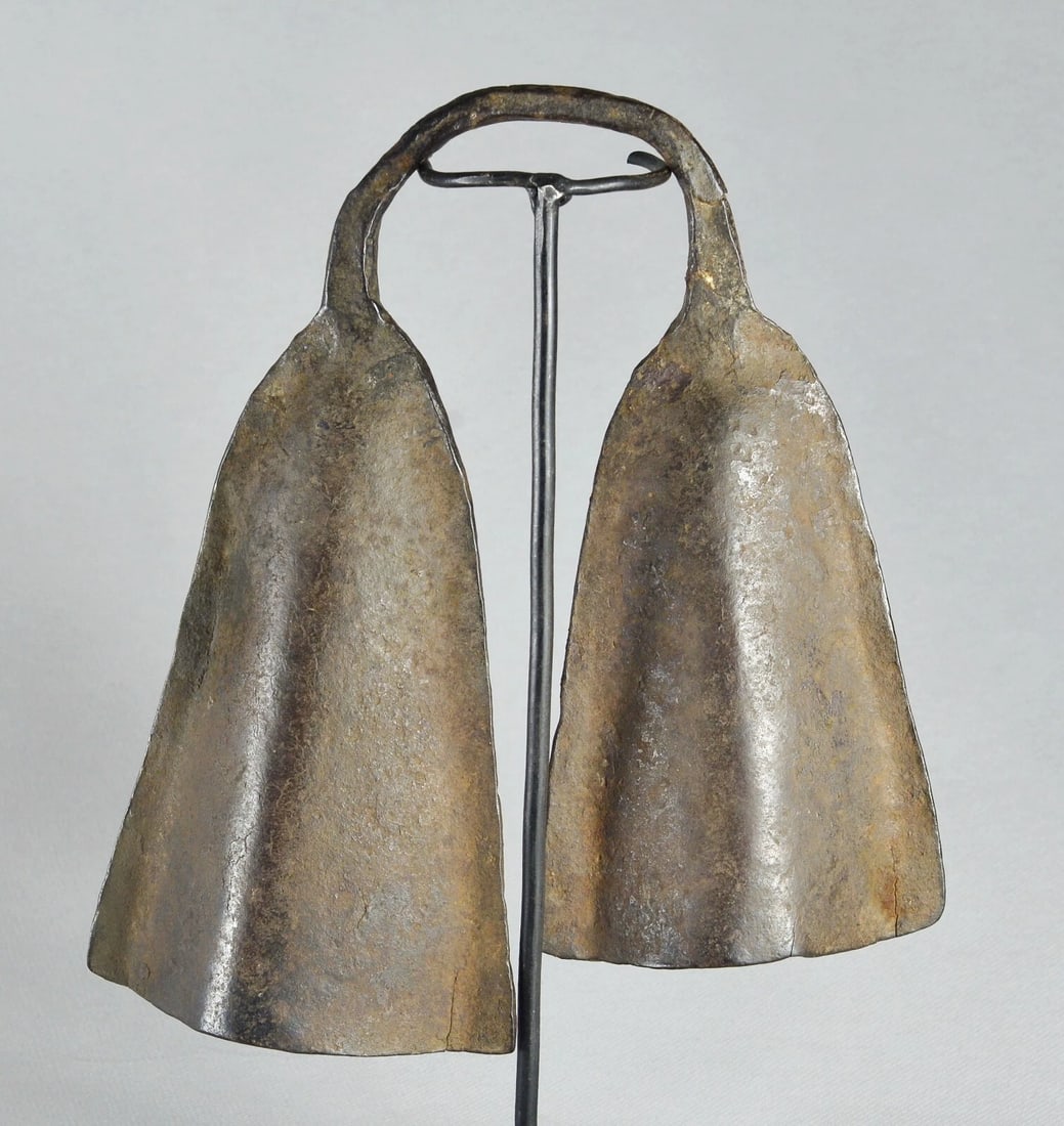 Rare double Metal Bell MONGO Congo DRC Gong African Tribal Musical art MC 1987: Title: Rare double Metal Bell MONGO Congo DRC Gong African Tribal Musical art MC 1987 Description: CONGO DRC Double iron clapperless bell Bozomu or Elonja There are no clappers, this bell is made to