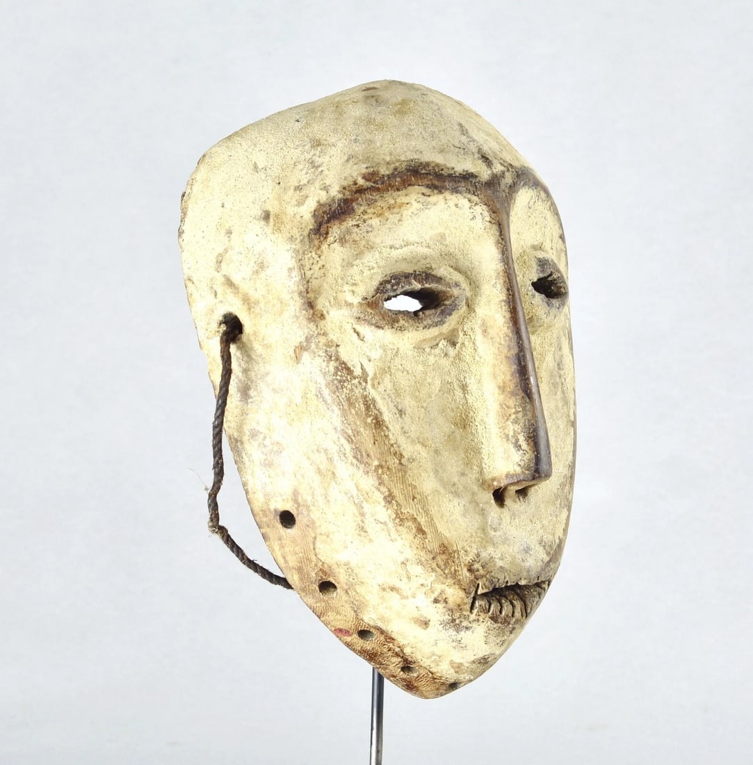 Powerful Lega idimu Wooden Mask Bwami Congo Drc Zaire African Tribal Art mc 1844: Title: Powerful Lega idimu Wooden Mask Bwami Congo Drc Zaire African Tribal Art mc 1844 Description: CONGO DRC Powerful idimu LEGA mask The face is heart-shaped and completely whitened with a very min