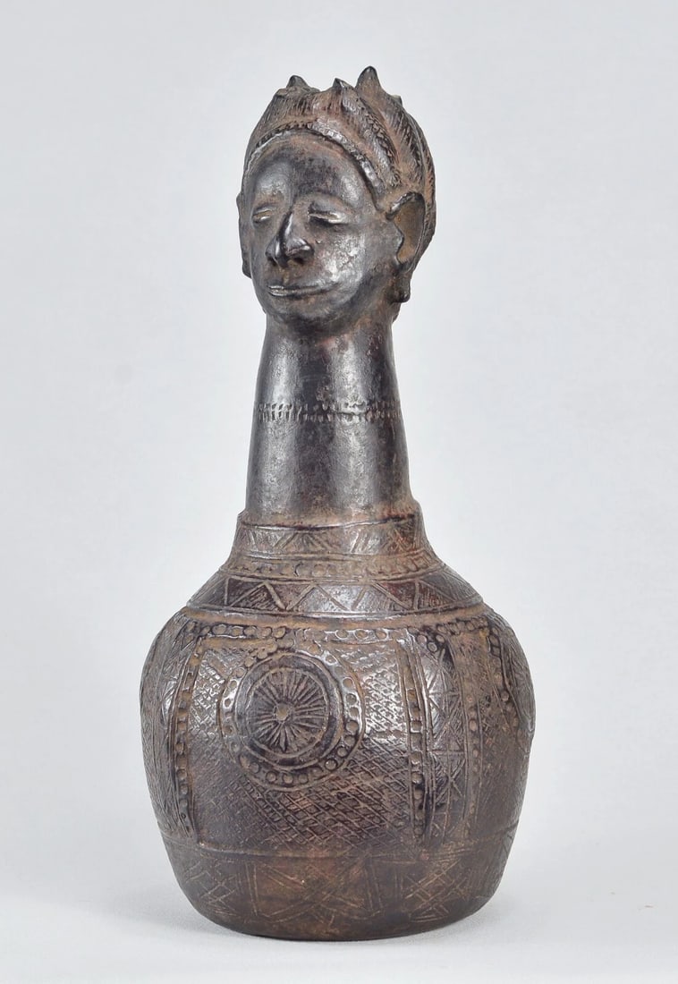 Superb ZANDE AZANDE anthropomorphic terracotta vessel African pottery MC 1901 - 6