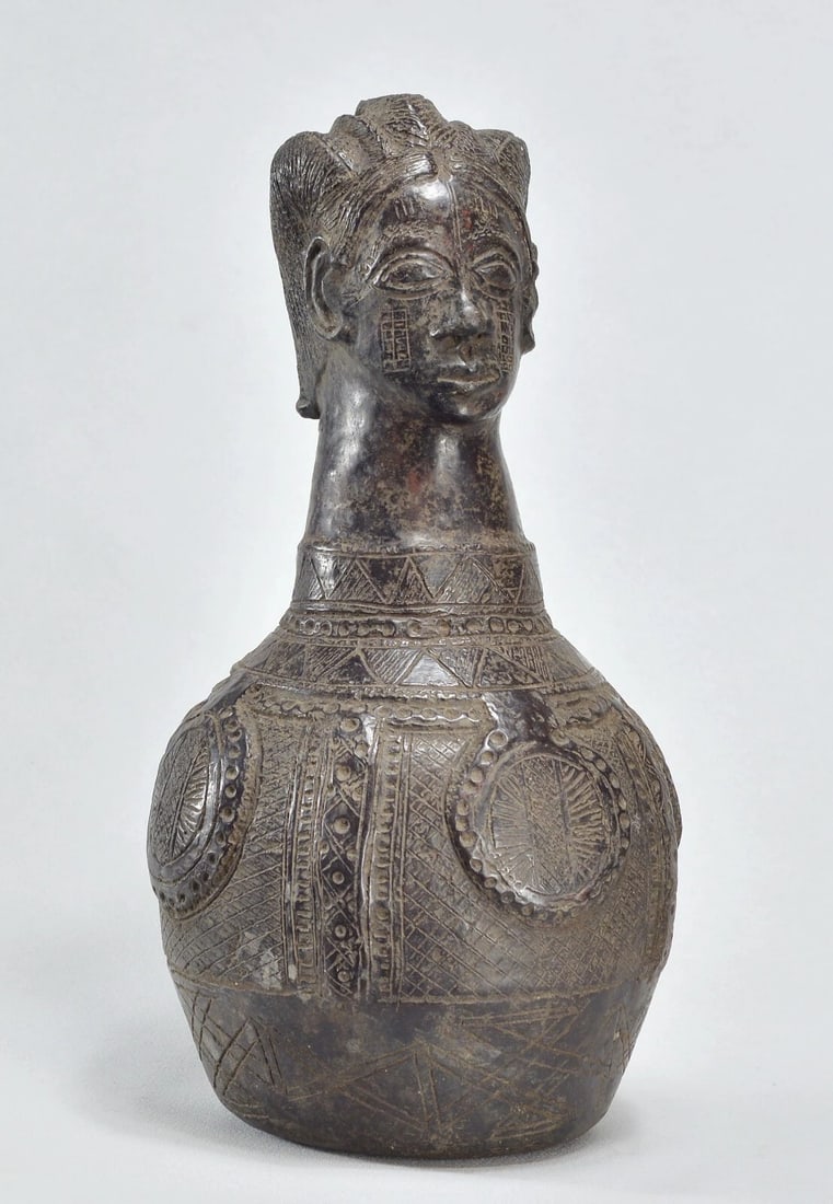 Superb ZANDE AZANDE anthropomorphic terracotta vessel African pottery MC 1902: Title: Superb ZANDE AZANDE anthropomorphic terracotta vessel African pottery MC 1902 Description: CONGO RDC Rare AZANDE Terracotta Anthropomorphic Vessel Beautiful large jug, visibly old We can see a