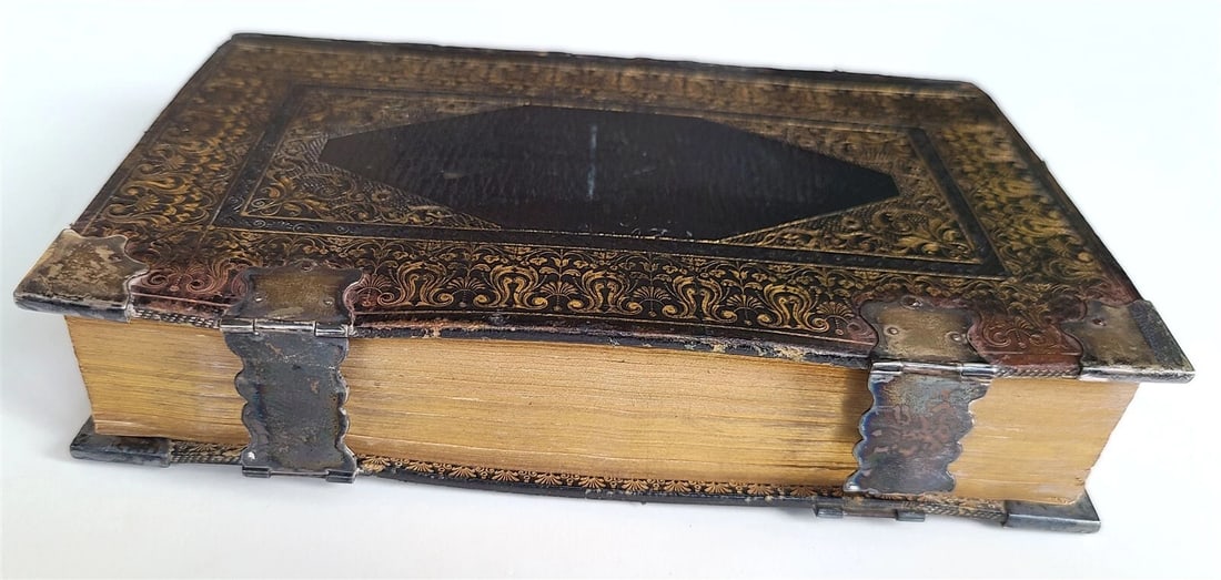 1823 BOOK of COMMON PRAYER in ENGLISH antique AMAZING BINDING w/CLASPS & CORNERS - 2