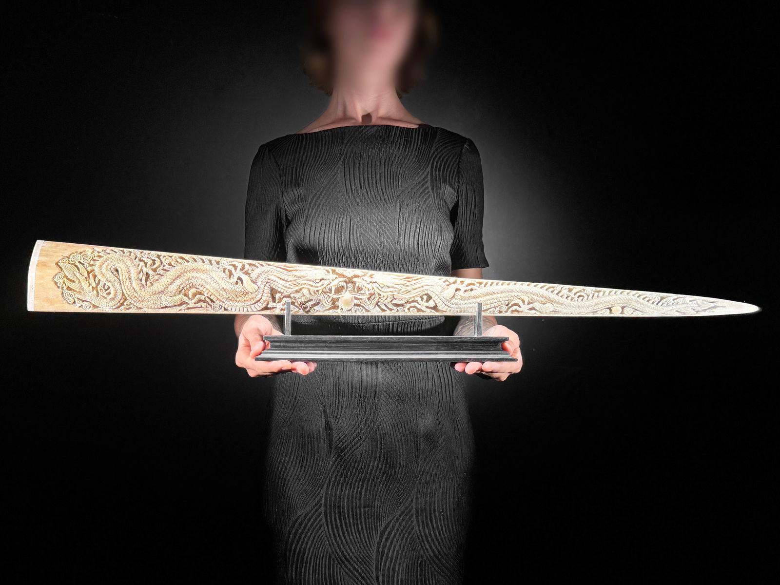 Extra large carved swordfish - Double Dragon motif: Title: Extra large carved swordfish - Double Dragon motifMaker:UnknownOrigin: IndonesiaDate/Period:2025Materials:Xiphius Gladius, Bone, WoodDimensions:Length: 90 cm / 35.4 inchesDescription:An extra