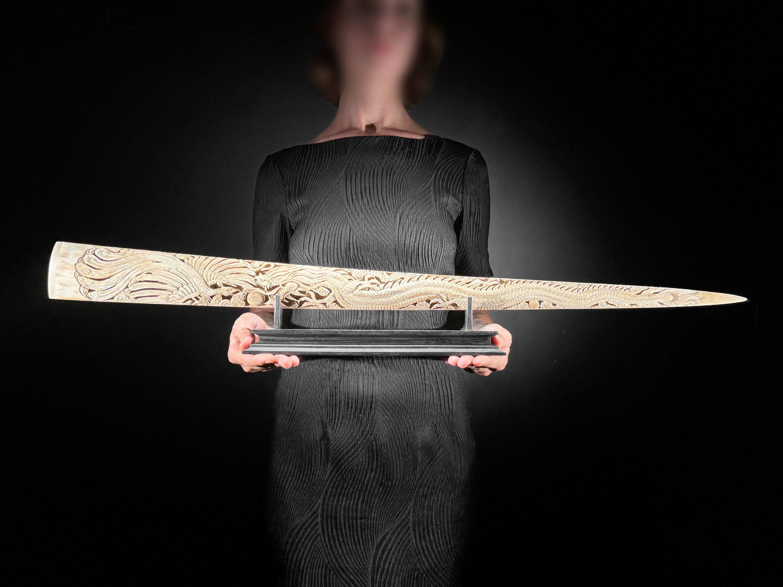 Impressive engraved swordfish rostrum - Dragon Phoenix motif: Title: Impressive engraved swordfish rostrum - Dragon Phoenix motif Maker:Unknown Origin: Indonesia Date/Period:2025 Materials:Xiphias Gladius, Bone, Wood Dimensions:Length: 86 cm / 33.8 inches Descri